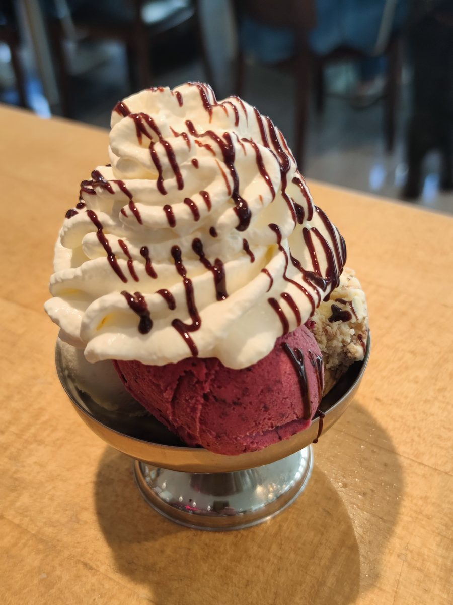 Eisbecher mit Sahne und Schokosauce