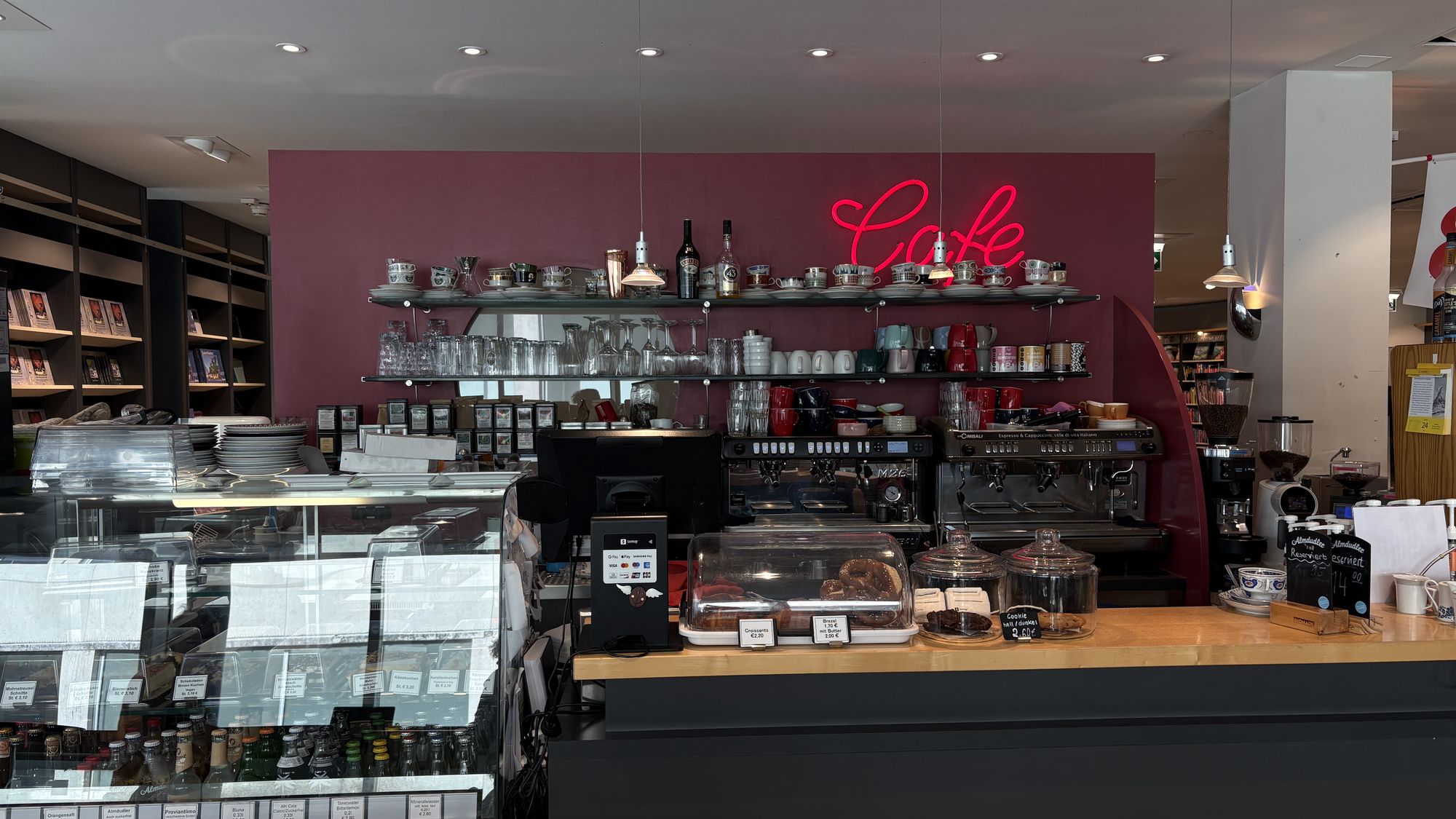 Theke der Kaffee Bar Klug mit Neonschriftzug Café