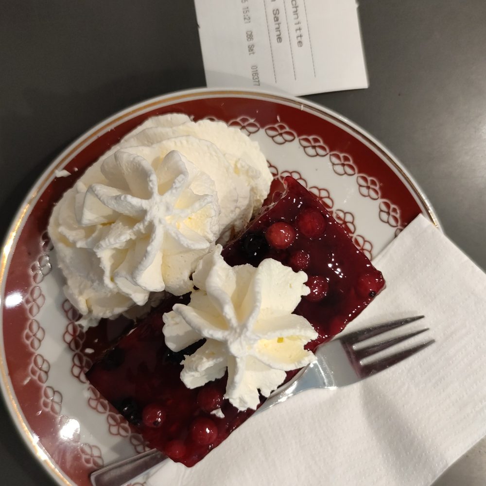 Kirschkuchen mit Sahne