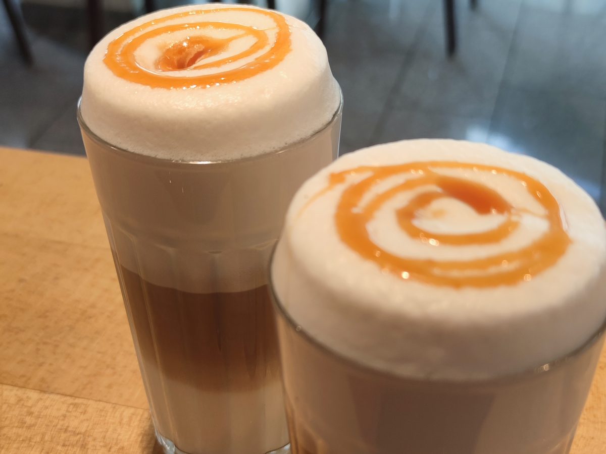 Zwei Latte Macchiato mit Karamellmuster