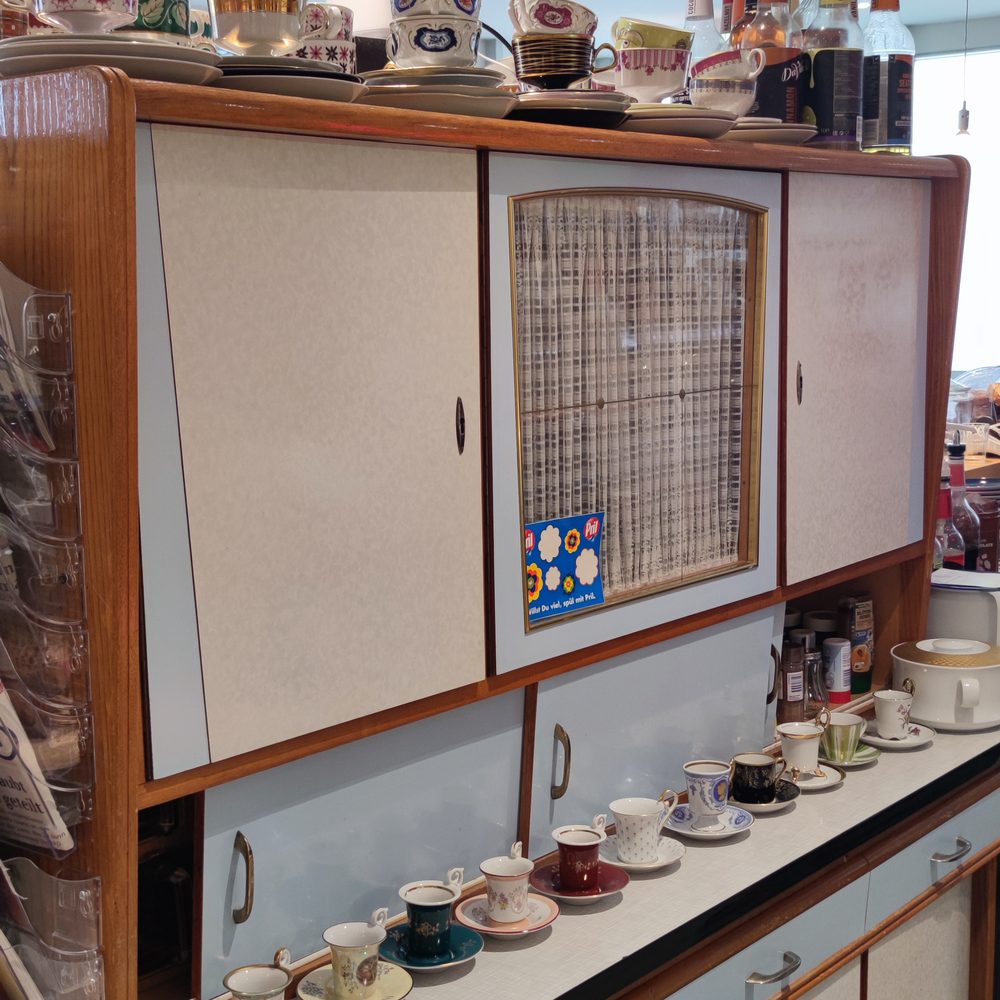 Retro-Küchenschrank mit Tassen