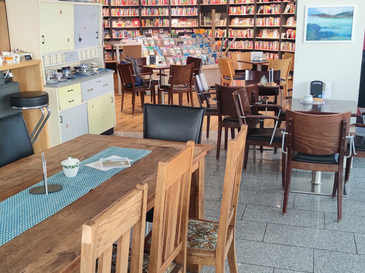 Tische und Stühle zwischen den Buchregalen