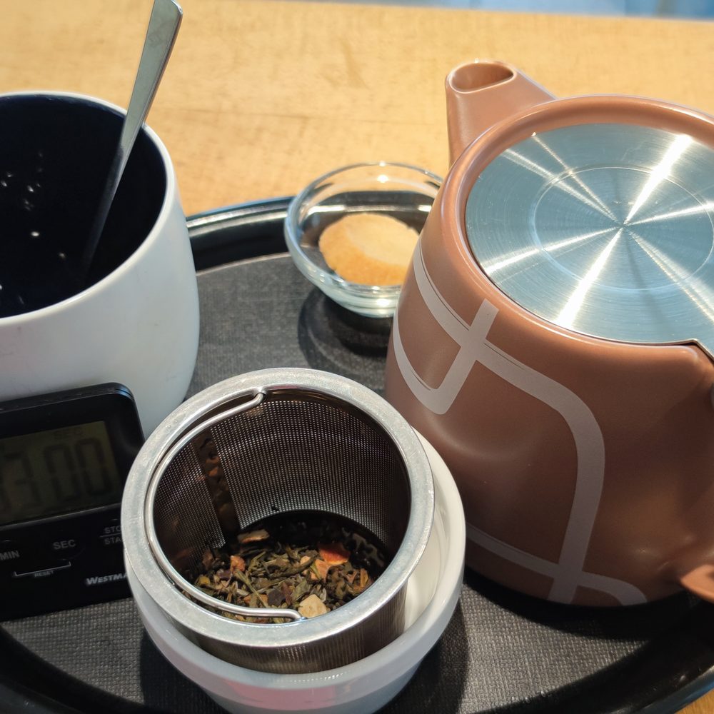Tee im Kännchen mit loser Teemischung