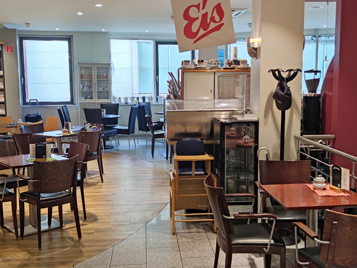 Sitzbereich der Kaffee Bar Klug zwischen den Buchregalen