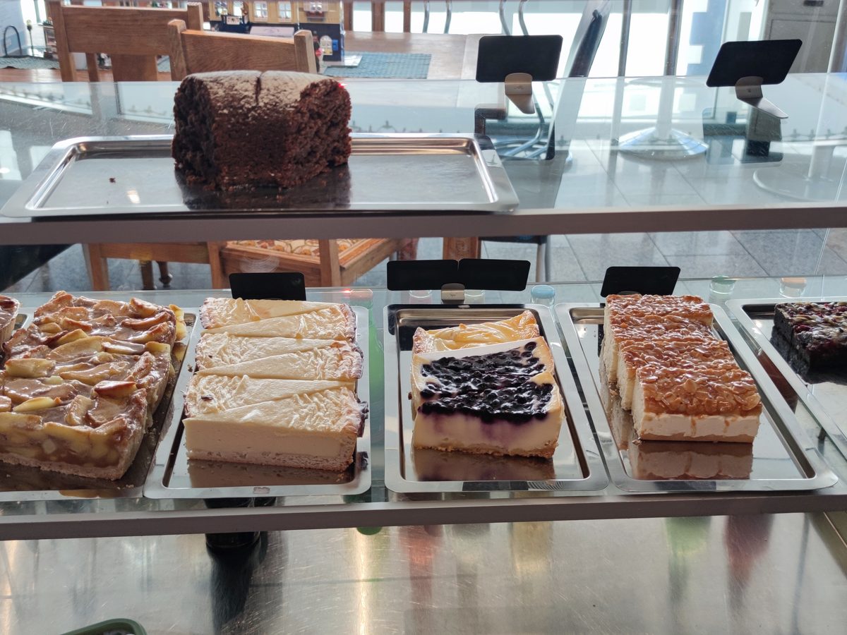 Kuchenvitrine mit verschiedenen Kuchen