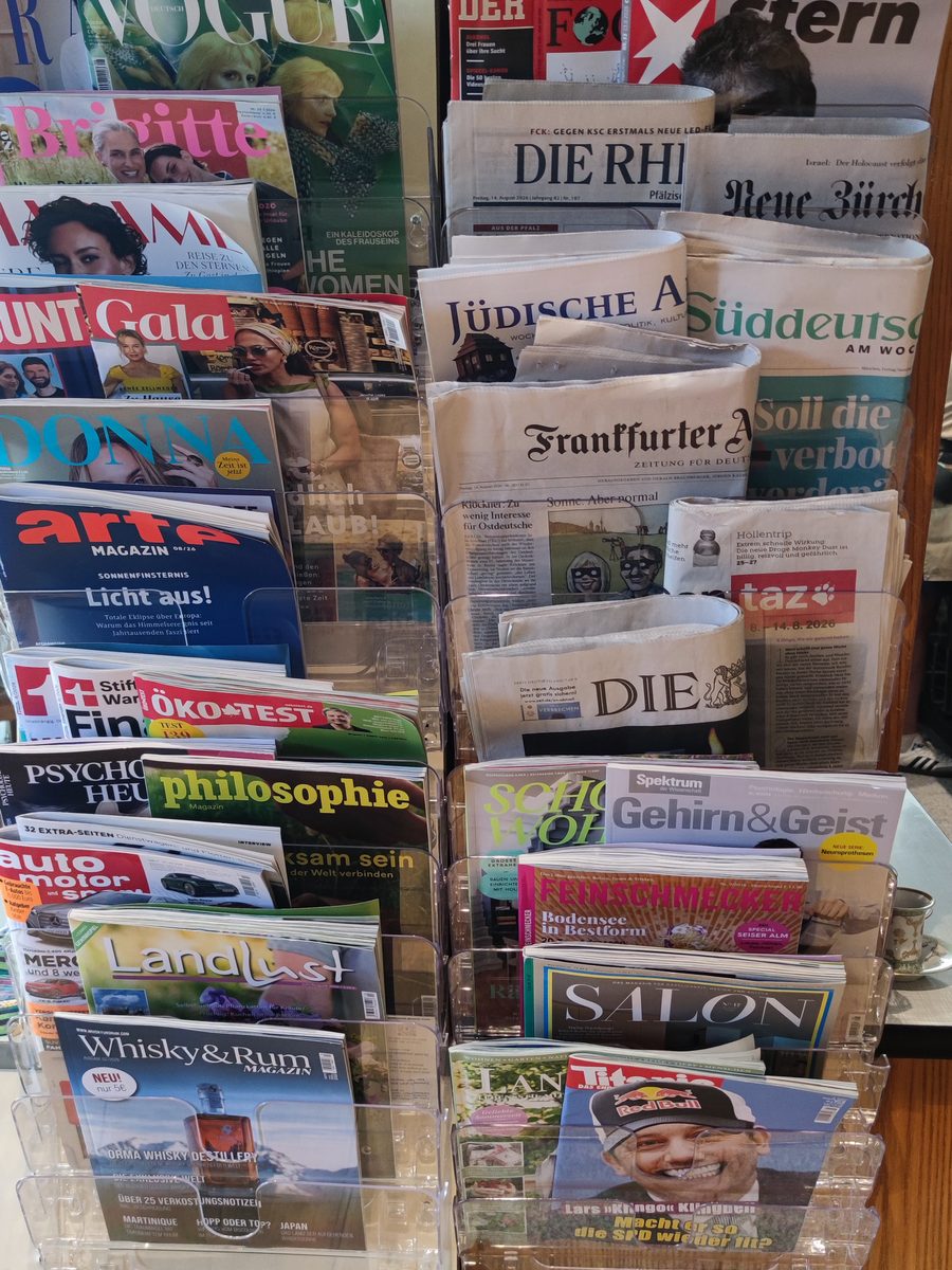 Zeitschriftenständer im Café